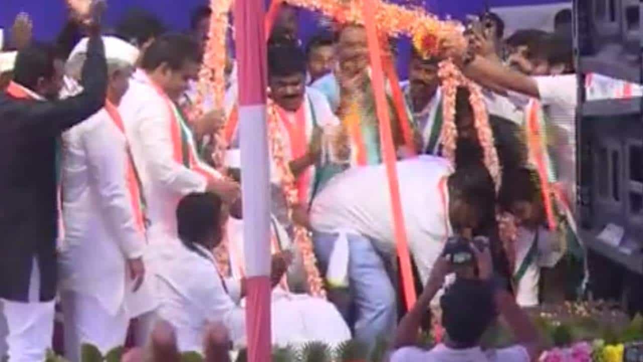 ಸಾವಯವ ಬೆಲ್ಲದಿಂದ ಮಾಜಿ ಸಿಎಂ ಸಿದ್ದರಾಮಯ್ಯಗೆ ತುಲಾಭಾರ: ವಿಜಯಪುರ ರೈತರಿಂದ ವಿಶೇಷ ಗೌರವ ಸಾವಯವ ಬೆಲ್ಲದಿಂದ ಮಾಜಿ ಸಿಎಂ ಸಿದ್ದರಾಮಯ್ಯಗೆ ತುಲಾಭಾರ: ವಿಜಯಪುರ ರೈತರಿಂದ ವಿಶೇಷ ಗೌರವ