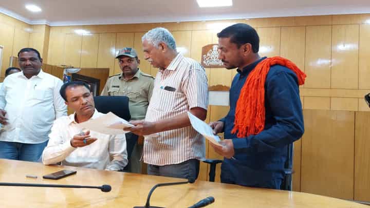 ತುಮಕೂರು: ಮತ್ತೆ ಧರ್ಮ ದಂಗಲ್, ಚನ್ನಬಸವೇಶ್ವರ ಸ್ವಾಮಿ ಜಾತ್ರೆಯಲ್ಲಿ ಅನ್ಯಧರ್ಮದವರಿಗೆ ಅವಕಾಶ ನೀಡದಂತೆ ಡಿಸಿಗೆ ಮನವಿ ತುಮಕೂರು: ಮತ್ತೆ ಧರ್ಮ ದಂಗಲ್, ಚನ್ನಬಸವೇಶ್ವರ ಸ್ವಾಮಿ ಜಾತ್ರೆಯಲ್ಲಿ ಅನ್ಯಧರ್ಮದವರಿಗೆ ಅವಕಾಶ ನೀಡದಂತೆ ಡಿಸಿಗೆ ಮನವಿ