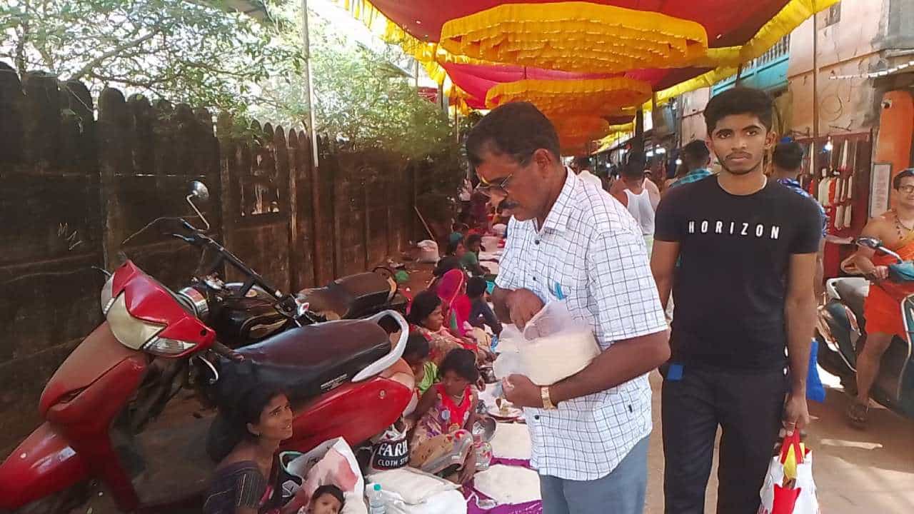 Uttara Kannada Padi Amavasya unique fair for giving alms to beggars in Gokarna Uttara Kannada news in kannada