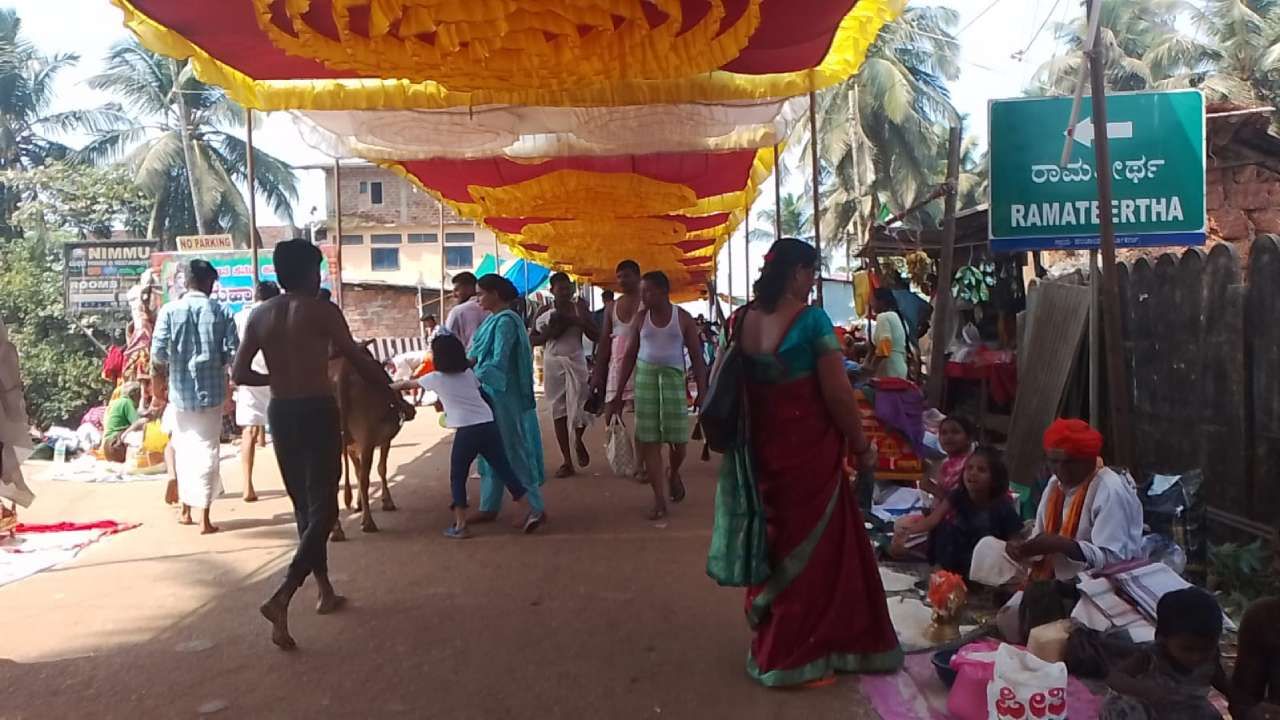 Uttara Kannada Padi Amavasya unique fair for giving alms to beggars in Gokarna Uttara Kannada news in kannada
