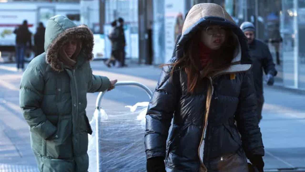 America Freezed: ಮನುಷ್ಯರು ಬದುಕಲುಂಟೆ; ಅಮೆರಿಕದಲ್ಲಿ ದಾಖಲೆ ಚಳಿ; ಮೈನಸ್ 79 ಡಿಗ್ರಿ ಉಷ್ಣಾಂಶಕ್ಕೆ ತತ್ತರಿಸುತ್ತಿರುವ ಜನರು America Freezed: ಮನುಷ್ಯರು ಬದುಕಲುಂಟೆ; ಅಮೆರಿಕದಲ್ಲಿ ದಾಖಲೆ ಚಳಿ; ಮೈನಸ್ 79 ಡಿಗ್ರಿ ಉಷ್ಣಾಂಶಕ್ಕೆ ತತ್ತರಿಸುತ್ತಿರುವ ಜನರು