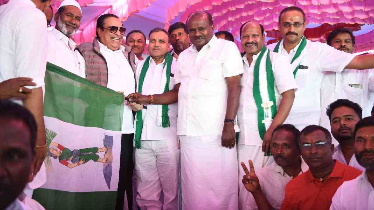 ಹುಬ್ಬಳ್ಳಿ-ಧಾರವಾಡ ಪೂರ್ವ ಮಾಜಿ ಶಾಸಕ ವೀರಭದ್ರಪ್ಙ ಹಾಲರವಿ (Former MLA Veerabhadrappa) ಅವರು ಇಂದು ಬಿಜೆಪಿ ತೊರೆದು ಜೆಡಿಎಸ್ಗೆ ಸೇರ್ಪಡೆಯಾದರು. ಬೆಂಗಳೂರಿನ ಜೆಪಿ ಭವನದಲ್ಲಿ ಹೆಚ್ಡಿ ಕುಮಾರಸ್ವಾಮಿ ಹಾಗೂ ಜೆಡಿಎಸ್ ರಾಜ್ಯಾಧ್ಯಕ್ಷ ಸಿ.ಎಂ. ಇಬ್ರಾಹಿಂ ಅವರು ವೀರಭದ್ರಪ್ಙ ಹಾಲರವಿ ಅವರನ್ನು ಪಕ್ಷಕ್ಕೆ ಬರಮಾಡಿಕೊಂಡರು.