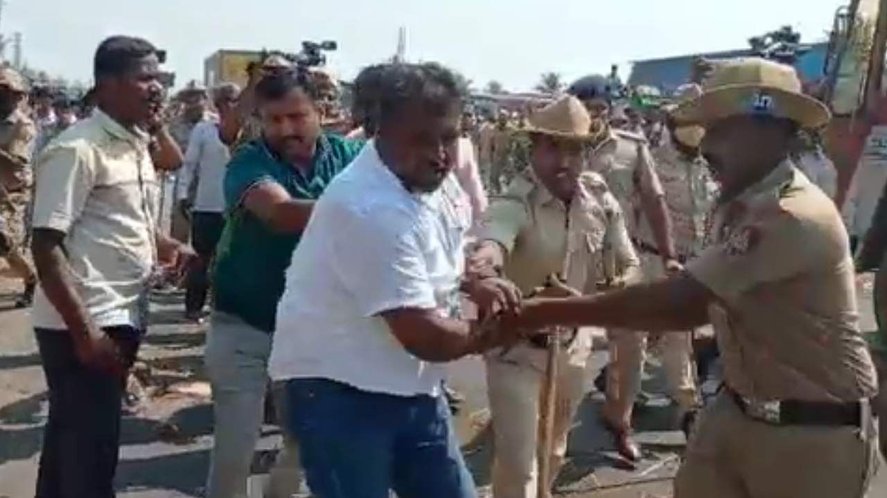 ಮಂಡ್ಯ: ಅಂಡರ್ ಪಾಸ್ ನಿರ್ಮಿಸುವಂತೆ ರೈತ ಸಂಘದಿಂದ ಆಗ್ರಹ: ಪ್ರತಿಭಟನಾಕಾರರ ಮೇಲೆ ಲಾಠಿ ಬೀಸಿದ ಸ್ಥಳೀಯ ಪೊಲೀಸರು ಮಂಡ್ಯ: ಅಂಡರ್ ಪಾಸ್ ನಿರ್ಮಿಸುವಂತೆ ರೈತ ಸಂಘದಿಂದ ಆಗ್ರಹ: ಪ್ರತಿಭಟನಾಕಾರರ ಮೇಲೆ ಲಾಠಿ ಬೀಸಿದ ಸ್ಥಳೀಯ ಪೊಲೀಸರು