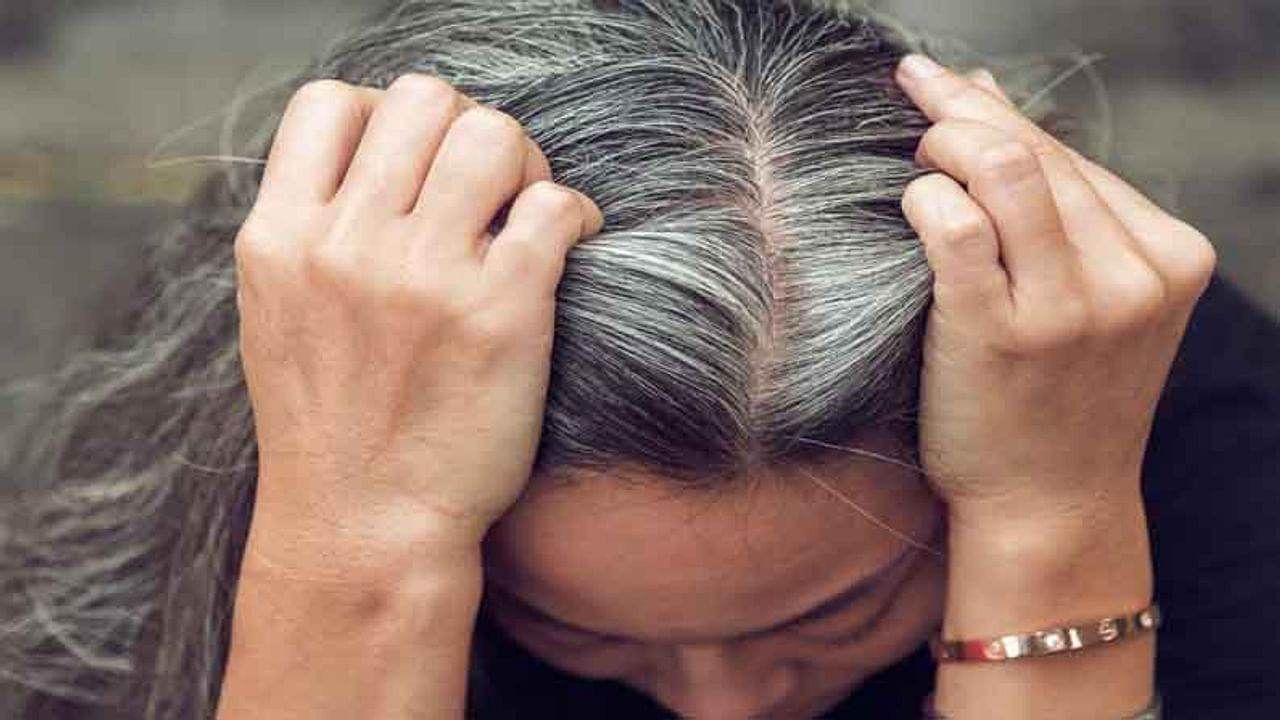 White Hair Remedies: ಬಿಳಿ ಕೂದಲಿಂದ ಬೇಸತ್ತಿದ್ದೀರಾ?; ದಾಳಿಂಬೆ ಎಣ್ಣೆಯಲ್ಲಿದೆ ನೈಸರ್ಗಿಕ ಪರಿಹಾರ