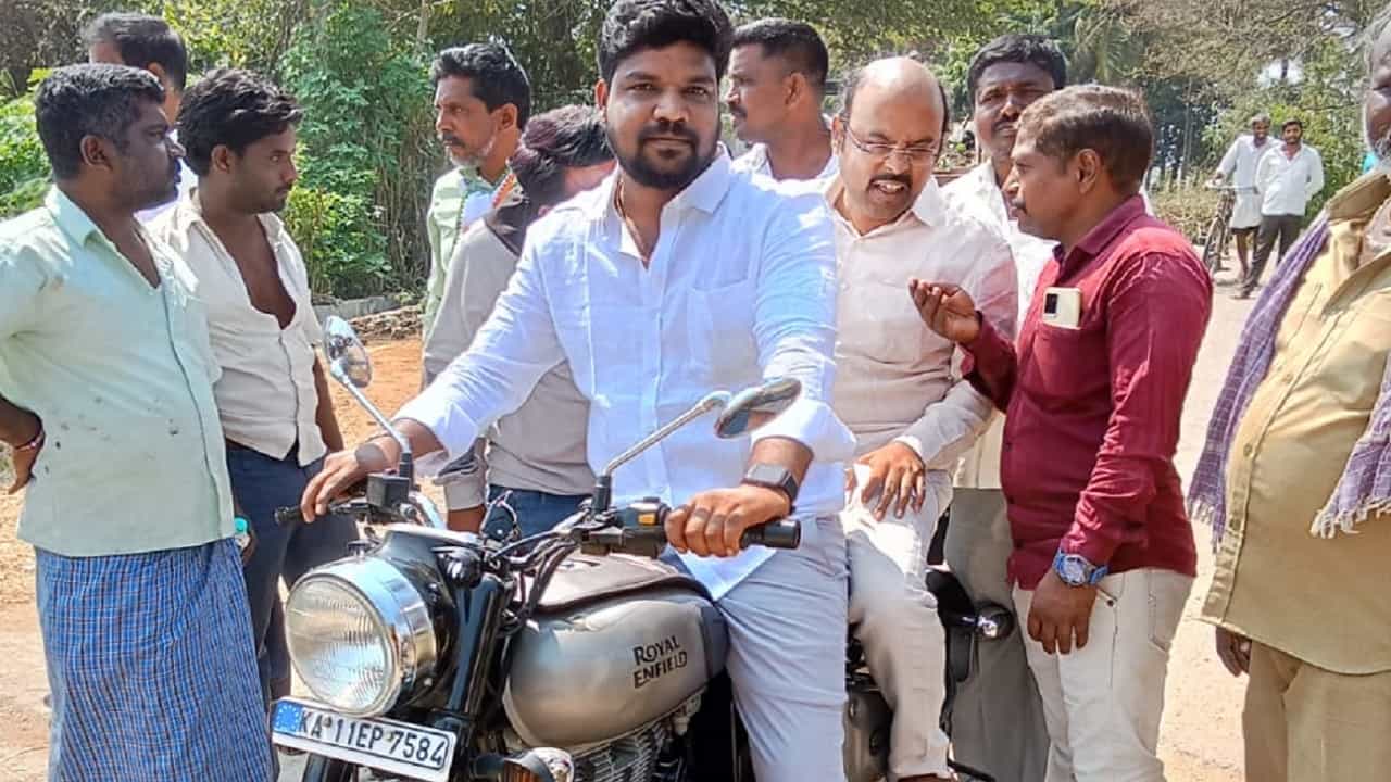 Yatindra Siddaramaiah: ನಾನೇ ಅಭ್ಯರ್ಥಿ: ವರುಣಾ ಕ್ಷೇತ್ರದಲ್ಲಿ ಡಾ. ಯತೀಂದ್ರ ಆತ್ಮವಿಶ್ವಾಸದ ಓಟ Yatindra Siddaramaiah: ನಾನೇ ಅಭ್ಯರ್ಥಿ: ವರುಣಾ ಕ್ಷೇತ್ರದಲ್ಲಿ ಡಾ. ಯತೀಂದ್ರ ಆತ್ಮವಿಶ್ವಾಸದ ಓಟ