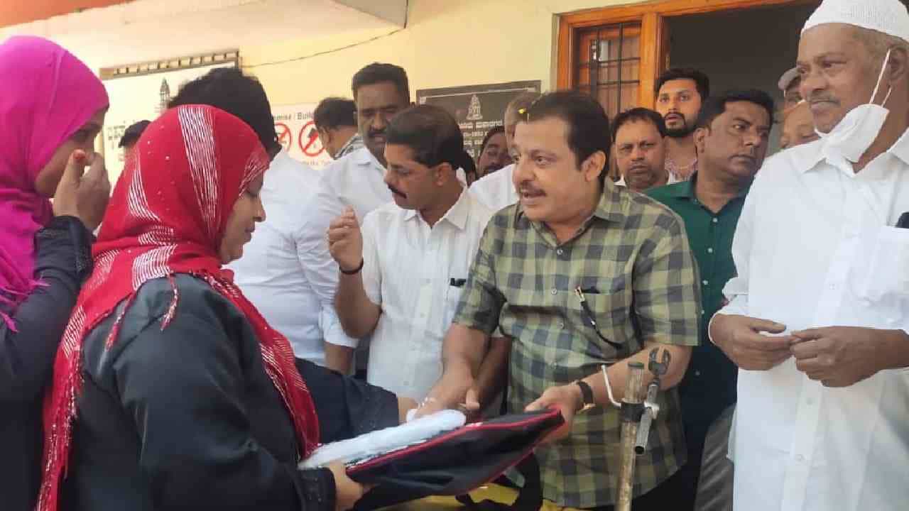ಆಶಾ ಕಾರ್ಯಕರ್ತೆಯರಿಗೆ ಸೌದಿ ಅರೇಬಿಯಾದ 500 ಮುಖಬೆಲೆಯ ನೋಟು ಹಂಚಿದ ಜಮೀರ್,  ಭಾರತದಲ್ಲಿ ಅದರ ಮೌಲ್ಯ ಎಷ್ಟು ಗೊತ್ತಾ?