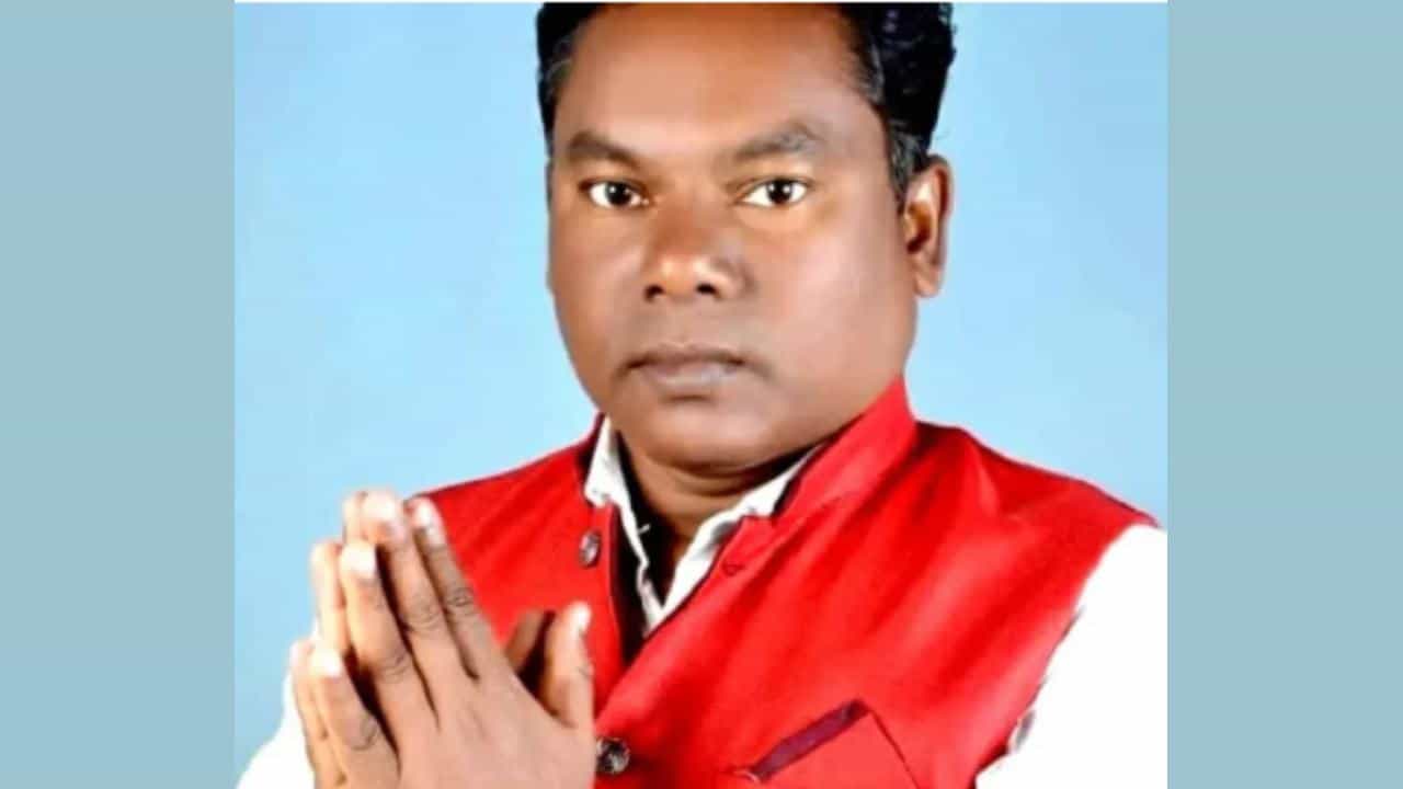 Chhattisgarh: ಕುಟುಂಬಸ್ಥರ ಎದುರೇ ಬಿಜೆಪಿ ಮುಖಂಡನನ್ನು ಹತ್ಯೆ ಮಾಡಿದ ನಕ್ಸಲರು Chhattisgarh: ಕುಟುಂಬಸ್ಥರ ಎದುರೇ ಬಿಜೆಪಿ ಮುಖಂಡನನ್ನು ಹತ್ಯೆ ಮಾಡಿದ ನಕ್ಸಲರು
