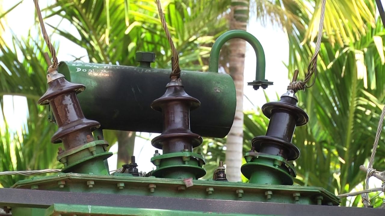 ವಿದ್ಯುತ್ ಸಮಸ್ಯೆ: ಜಮೀನುಗಳಲ್ಲಿ ಸುಟ್ಟು ಕರಕಲಾದ ನೂರಾರು ಮೋಟಾರು, ಭಸ್ಮಗೊಂಡ ರೈತರ ಬದುಕು ವಿದ್ಯುತ್ ಸಮಸ್ಯೆ: ಜಮೀನುಗಳಲ್ಲಿ ಸುಟ್ಟು ಕರಕಲಾದ ನೂರಾರು ಮೋಟಾರು, ಭಸ್ಮಗೊಂಡ ರೈತರ ಬದುಕು