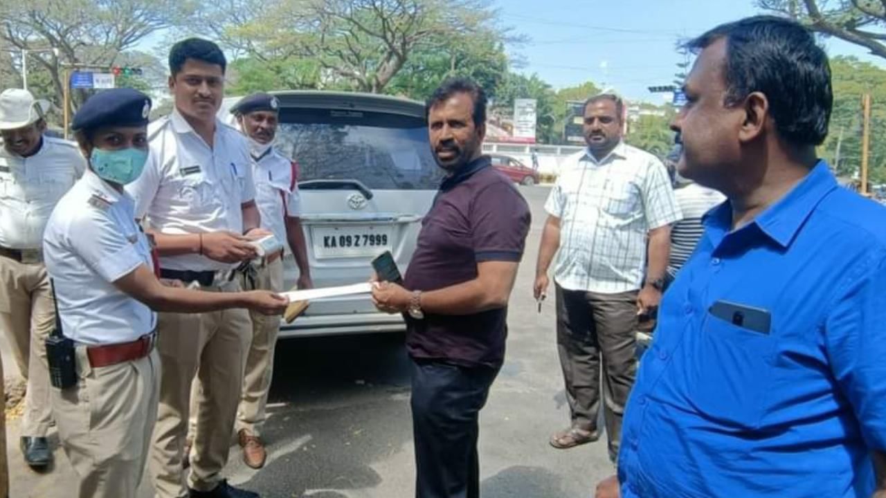 ಟ್ರಾಫಿಕ್ ರೂಲ್ಸ್ ದಂಡ ಪಾವತಿಗೆ 50% ರಿಯಾಯಿತಿ: ಇಲಾಖೆ ಆಫರ್ ಬಳಸಿಕೊಂಡು ದಂಡ ಕಟ್ಟಿದ ಶಾಸಕ ಎಲ್.ನಾಗೇಂದ್ರ ಟ್ರಾಫಿಕ್ ರೂಲ್ಸ್ ದಂಡ ಪಾವತಿಗೆ 50% ರಿಯಾಯಿತಿ: ಇಲಾಖೆ ಆಫರ್ ಬಳಸಿಕೊಂಡು ದಂಡ ಕಟ್ಟಿದ ಶಾಸಕ ಎಲ್.ನಾಗೇಂದ್ರ