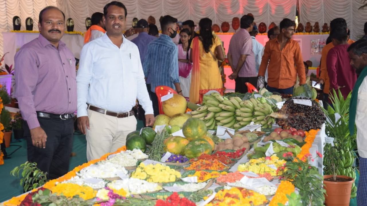 ಲಕ್ಕುಂಡಿ ಉತ್ಸವದ ಜೊತೆಗೆ  ಫಲ ಪುಷ್ಪ ಪ್ರದರ್ಶನವನ್ನು ಜನರು ಕಣ್ತುಂಬಿಕೊಂಡರು.