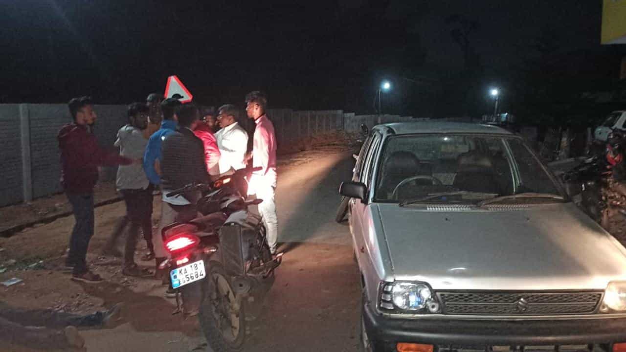 ಶೃಂಗೇರಿಯಲ್ಲಿ ಮುಂದುವರೆದ ಹಾಲಿ-ಮಾಜಿ ಎಂಎಲ್ಎ ಬೆಂಬಲಿಗರ ಹೊಡೆದಾಟ: ಕಾಂಗ್ರೆಸ್ಸಿಗರಿಂದ ಬಿಜೆಪಿ ಕಾರ್ಯಕರ್ತನ ಮೇಲೆ ಹಲ್ಲೆ ಶೃಂಗೇರಿಯಲ್ಲಿ ಮುಂದುವರೆದ ಹಾಲಿ-ಮಾಜಿ ಎಂಎಲ್ಎ ಬೆಂಬಲಿಗರ ಹೊಡೆದಾಟ: ಕಾಂಗ್ರೆಸ್ಸಿಗರಿಂದ ಬಿಜೆಪಿ ಕಾರ್ಯಕರ್ತನ ಮೇಲೆ ಹಲ್ಲೆ