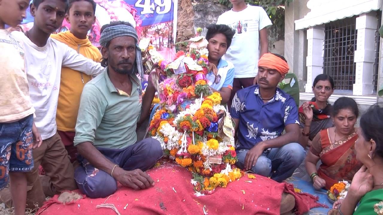 ಇನ್ನು ಈ ಹೋರಿಯ ಸುಮಾರು ಕಡೆಯಲ್ಲಿ ಹಬ್ಬ ಮಾಡಿ ಬಹುಮಾಗಳನ್ನ ಬಾಚಿದ್ದು, ಎಲ್ಲಾ ಹೋರಿ ಹಬ್ಬಗಳಲ್ಲಿ ತನ್ನ ಚಾಫು ಮೂಡಿಸಿದ ಹೋರಿ ಸಾವನ್ನಪ್ಪಿದ್ದು, ಹೋರಿ ಅಭಿಮಾನಿಗಳು ಕಣ್ಣೀರು ಹಾಕುತ್ತಿದ್ದಾರೆ.