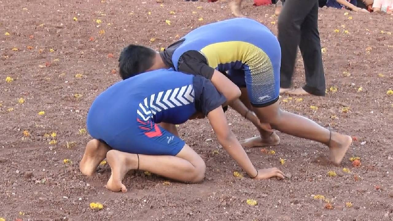 ಪುರಾತನ ಕಾಲದಿಂದಲೂ ಇಲ್ಲಿ ಕುಸ್ತಿ ಆಯೋಜನೆ ‌ಮಾಡಲಾಗುತ್ತ ಬಂದಿದೆ. ಉಣಕಲ್ ಸಿದ್ದಪ್ಪಜ್ಜನ ಜಾತ್ರೆ ಹಿನ್ನಲೆ ಕಳೆದ ನಾಲ್ಕ ದಿನಗಳಿಂದ ಕುಸ್ತಿ ಪಂದ್ಯಾಟಗಳು‌ ನಡೆಯುತ್ತಿವೆ. ಹೆಣ್ಣು ಮಕ್ಕಳು ಜಿದ್ದಿಗೆ ಬಿದ್ದು ಹುಡಗರನ್ನ ಕಣದಲ್ಲಿ ಸೋಲಿಸುವ ದೃಶ್ಯಕ್ಕೆ ನೆರೆದ ಜನ ಕೇಕೆ ಹಾಕುವ ಮೂಲಕ ಪ್ರೋತ್ಸಾಹ ನೀಡುತ್ತಿದ್ದರು.