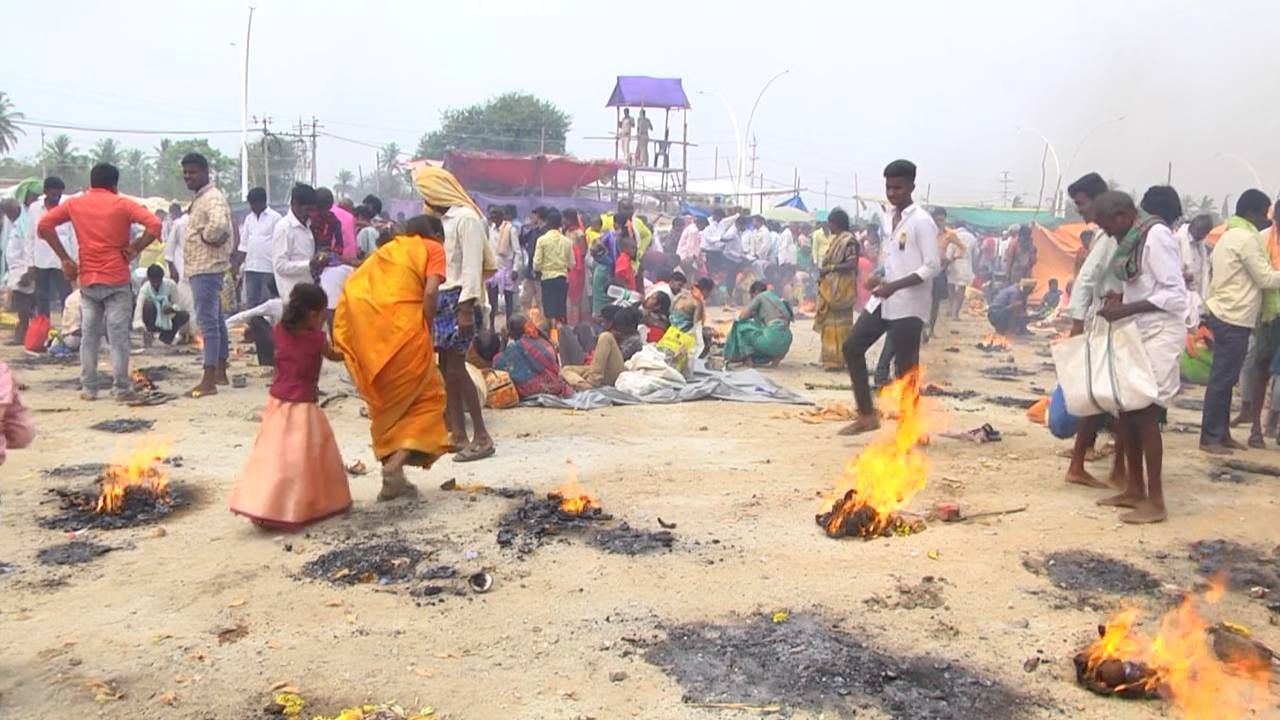 ಮತ್ತೊಂದು ಕಡೆ ದೇಗುಲದ ಬಳಿಯಲ್ಲಿ ಭಕ್ತರು ಕೊಬ್ಬರಿ ಸುಟ್ಟು ಹರಕೆ ತೀರಿಸುತ್ತಾರೆ. ನಾಯಕನಹಟ್ಟಿಗೆ ಸಂತ ತಿಪ್ಪೇರುದ್ರಸ್ವಾಮಿಗಳು ಬರುವ ಸಂದರ್ಭ ರಾತ್ರಿ ಕತ್ತಲು ಆವರಿಸಿರುತ್ತದಂತೆ. ಹೀಗಾಗಿ, ಕೊಬ್ಬರಿ ಸುಟ್ಟು ಕೊಬ್ಬರಿ‌‌ ಬೆಳಕಿನಲ್ಲಿ ಭಕ್ತರು ಕರೆದುಕೊಂಡು ಬರುತ್ತಾರಂತೆ. 