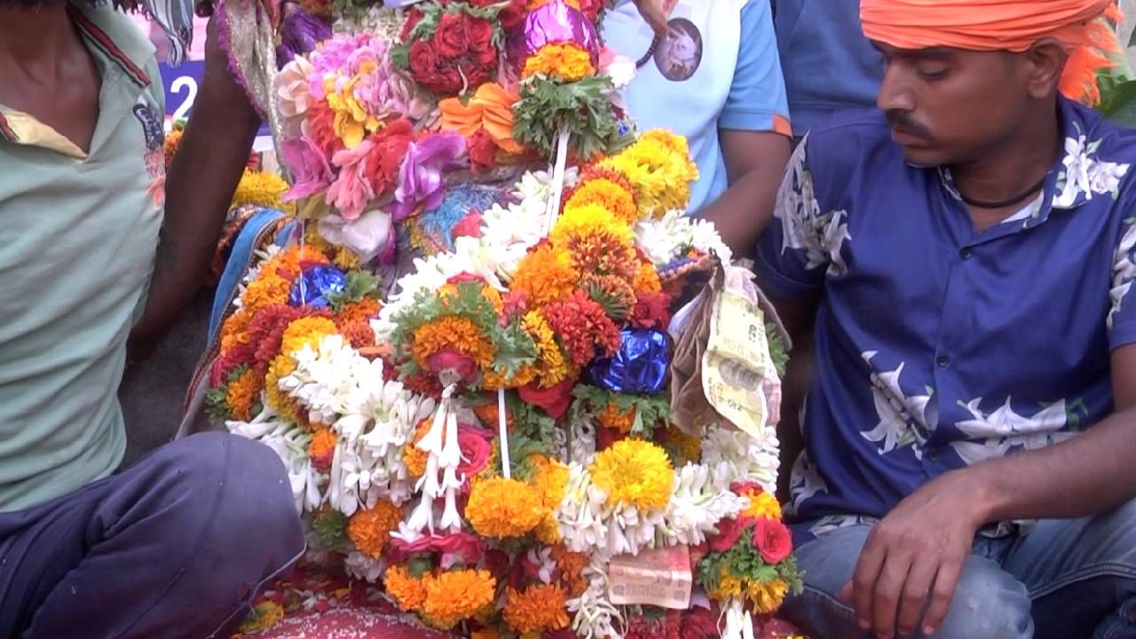 ಪುಷ್ಪಲಂಕಾರದಿಂದ ಮೃತ ಹೋರಿ ಮೆರವಣಿಗೆ. ಮೃತ ಹೋರಿ ಕಂಡು ಮಾಲೆ ಹಾಕುತ್ತಿರುವ ಜನರು.‌ ಹಾವೇರಿಯ ಯಾಲಕ್ಕಿ ಓಣಿಯ ಹಾವೇರಿ ಕಾ ರಾಜಾ ಎಂಬ ಹೋರಿಯ ಅಂತಿಮ ಮೇರವಣಿಗೆಯಲ್ಲಿ ಕಂಡು ಬಂದ ದೃಶ್ಯಗಳಿವು. 
