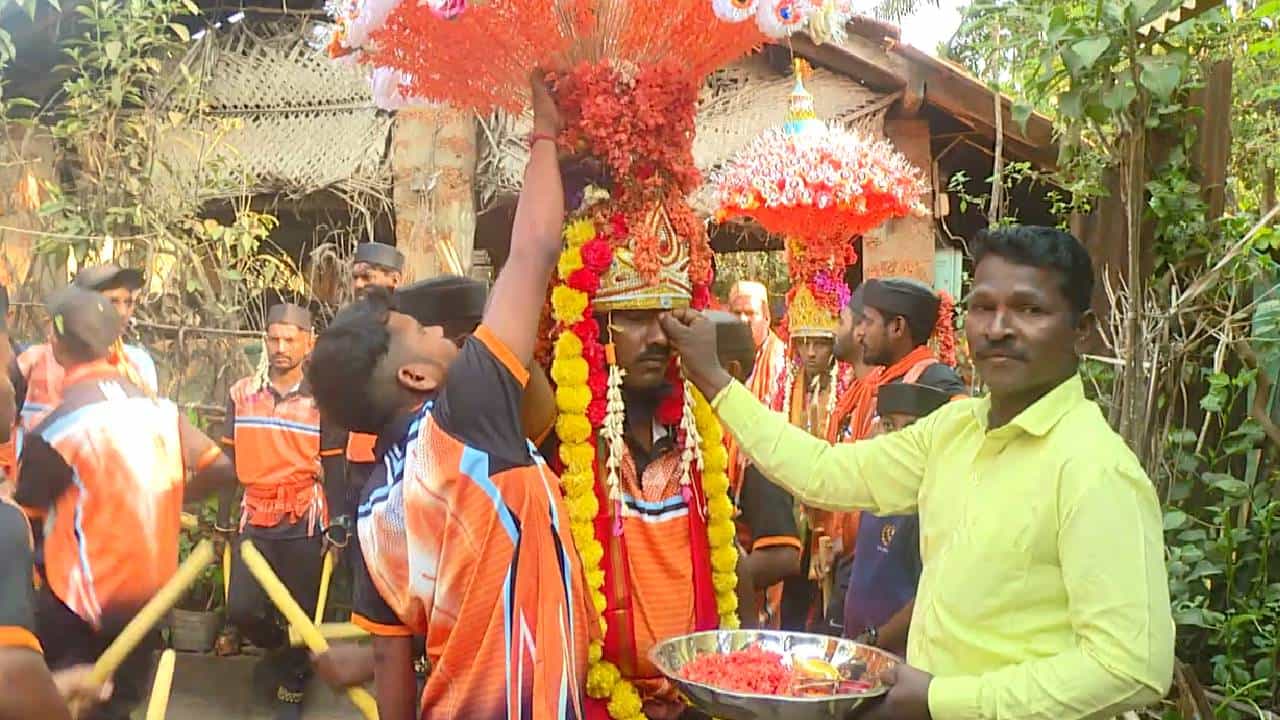 ಹೋಳಿ ಹುಣ್ಣಿಮೆ ಹತ್ತಿರವಾದಂತೆ ಉತ್ತರಕನ್ನಡ ಜಿಲ್ಲೆಯಲ್ಲಿ ಸುಗ್ಗಿಯ ಸಂಭ್ರಮ ಮುಗಿಲು ಮುಟ್ಟಿರುತ್ತದೆ. ಜಿಲ್ಲೆಯಲ್ಲಿನ ಹಾಲಕ್ಕಿ, ಕೋಮಾರಪಂಥ, ಕರೆ ಒಕ್ಕಲಿಗ, ನಾಮಧಾರಿ, ಅಂಬಿಗ, ಗುನಗಿ ಸೇರಿದಂತೆ ಅನೇಕ ಸಮಾಜದವರು ತಮ್ಮ ಸಾಂಪ್ರದಾಯಿಕ ಕಲೆಯಾದ ಸುಗ್ಗಿ ಕುಣಿತವನ್ನ ಹೋಳಿ ಹಬ್ಬದ ಹಿನ್ನಲೆ ಪ್ರಾರಂಭಿಸುತ್ತಾರೆ.