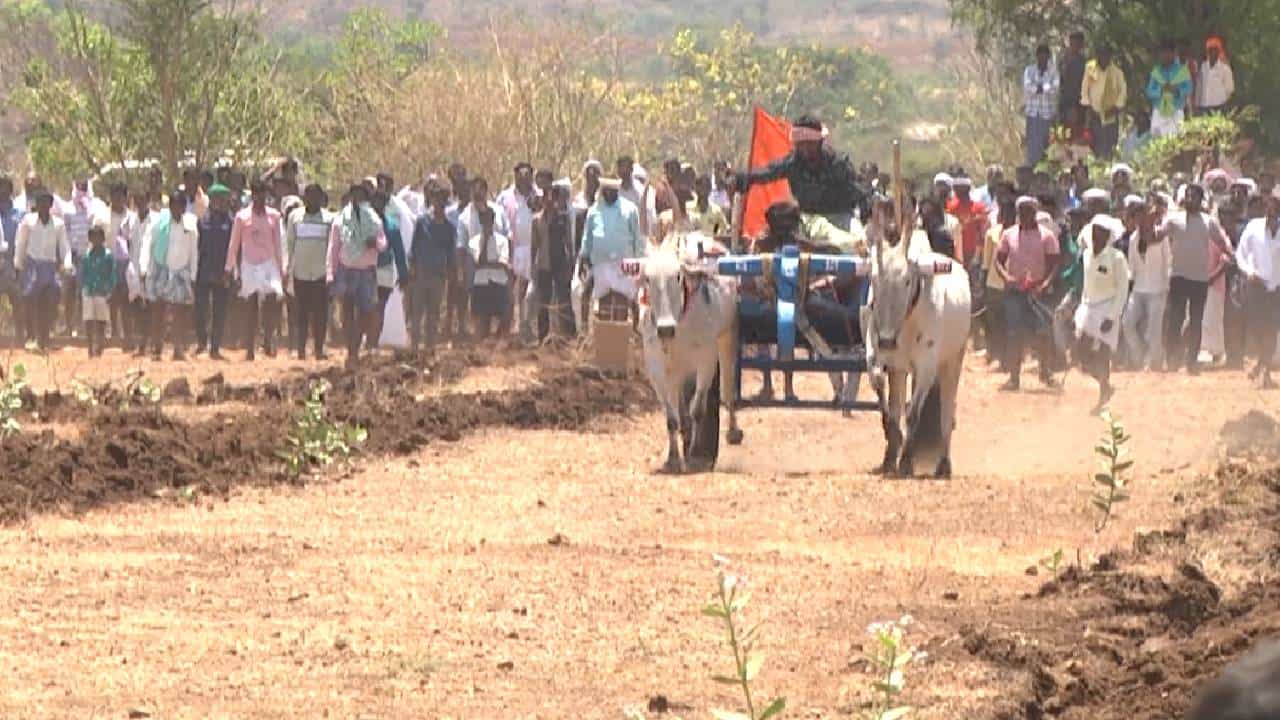 ಜೋಡೆತ್ತಿನ ಗಾಡಿ ಓಟದ ಸ್ಪರ್ದೆಯಲ್ಲಿ ಜೋಡೆತ್ತುಗಳ ಭರ್ಜರಿ ಓಟ. ಅಪರೂಪದ ಗ್ರಾಮೀಣ ಕ್ರೀಡೆ ಕಣ್ತುಂಬಿಕೊಳ್ಳಲು ಸೇರಿರುವ ಜನಸ್ತೋಮ. ಸ್ಪರ್ಧೆಯಲ್ಲಿ ಗೆದ್ದು ಬೀಗಲು ಜೋಡೆತ್ತುಗಳಿಗೆ ಹುರಿದುಂಬಿಸುತ್ತಿರುವ ರೈತರು. ಈ ದೃಶ್ಯಗಳು ಕಂಡು ಬಂದಿದ್ದು ಕೋಟೆನಾಡು ಚಿತ್ರದುರ್ಗ ತಾಲೂಕಿನ ಹುಣಸೇಕಟ್ಟೆ ಗ್ರಾಮದಲ್ಲಿ.