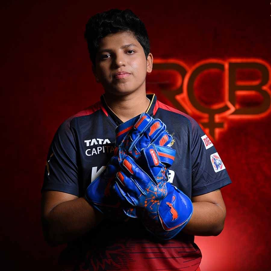 ಆರ್​ಸಿಬಿ ತಂಡದಲ್ಲಿ ಸ್ಮೃತಿ ಮಂದಾನ ಜೊತೆ ಎಲಿಸ್ ಪೆರ್ರಿ, ರಿಚಾ ಘೋಷ್, ಸೋಫಿ ಡಿವೈನ್, ರೇಣುಕಾ ಸಿಂಗ್, ಎರಿನ್ ಬರ್ನ್ಸ್ ಅವರಂತಹ ಅಪಾಯಕಾರಿ ಪ್ಲೇಯರ್ಸ್ ಅನ್ನು ಹೊಂದಿದೆ. ಹಾಗಾದರೆ ಇಂದಿನ ಪಂದ್ಯಕ್ಕೆ ಆರ್​ಸಿಬಿ ತಂಡದ ಪ್ಲೇಯಿಂಗ್ ಇಲೆವೆನ್ ಹೇಗಿರರಬಹುದು, ಇಲ್ಲಿದೆ ಸಂಭಾವ್ಯ ಪಟ್ಟಿ?.