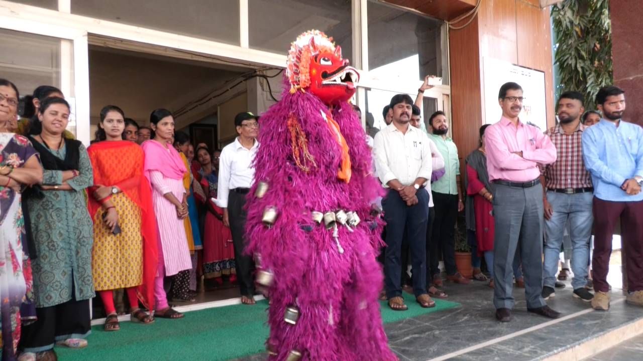 ಒಟ್ಟಿನಲ್ಲಿ ಜಾನಪದ ಕಲೆಗಳು ವಿನಾಶದ ಅಂಚಿನಲ್ಲಿರುವ ಈ ದಿನಗಳಲ್ಲಿ ತಲೆ ತಲಾಂತರಗಳಿಂದ ಬಂದಿರುವ ಸಾಂಪ್ರದಾಯಿಕ ಸುಗ್ಗಿಕುಣಿತದ ಕಲೆಯನ್ನ ಇಂದಿಗೂ ನಡೆಸಿಕೊಂಡು ಬರುತ್ತಿರುವುದು ನಿಜಕ್ಕೂ ಶ್ಲಾಘನೀಯ. ಸುಗ್ಗಿಯಲ್ಲಿ ಮಕ್ಕಳು, ಯುವಕರೂ ಸಹ ಹಿರಿಯರೊಂದಿಗೆ ಒಟ್ಟಾಗಿ ಪಾಲ್ಗೊಳ್ಳುವುದರಿಂದ ಮುಂದಿನ ಪೀಳಿಗೆಗೂ ಆಚರಣೆಗಳನ್ನ ತಿಳಿಸಿಕೊಡುವಲ್ಲಿ ಸುಗ್ಗಿ ಕುಣಿತ ಸಹಕಾರಿಯಾಗಿರುವುದಂತೂ ಸತ್ಯ.
