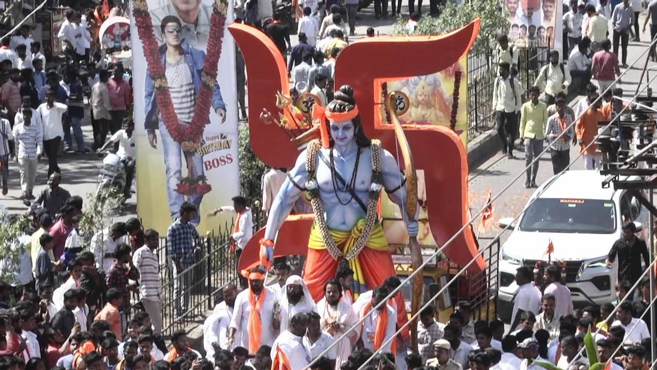 ಒಂದೆಡೆ ಭಾರತ್ ಕಾ ಬಚ್ಚಾ ಬಚ್ಚಾ,  ಜೈ ಶ್ರೀರಾಮ ಎನ್ನುವ ಹಾಡು, ಡಿಜೆ ಸದ್ದು, ನೆತ್ತಿ ಸುಡುವ ಬಿಸಿಲನ್ನು ಲೆಕ್ಕಿಸದೇ ಸೇರಿರುವ ಸಾವಿರಾರು ಯುವಕರು ಹಾಡಿಗೆ ಕುಣಿದು ಕುಪ್ಪಳಿಸುತ್ತಿದ್ದರೆ, ಮತ್ತೊಂದಡೆ ಎಲ್ಲಡೆ ರಾರಾಜಿಸುತ್ತಿರುವ ಕೇಸರಿ ಬಟ್ಟೆ ಮತ್ತು ರಾಮನ ಭವ್ಯ ಮೂರ್ತಿಯ ಮೆರವಣಿಗೆ. ಇಂತಹದೊಂದು ದೃಶ್ಯ ಕಂಡುಬಂದಿದ್ದು ಕಲಬುರಗಿ ನಗರದಲ್ಲಿ. 