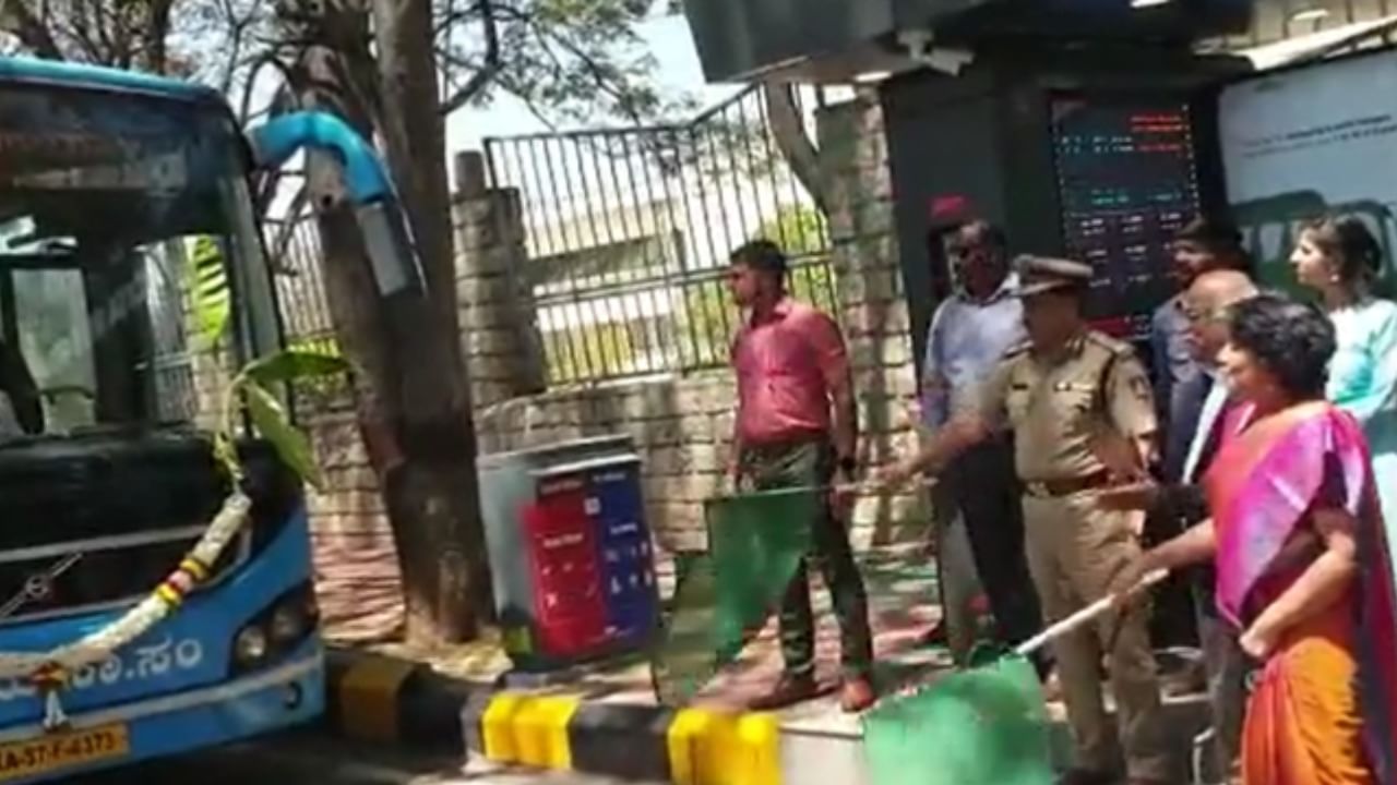 Electric Smart bus stop in Bengaluru at Electronics City