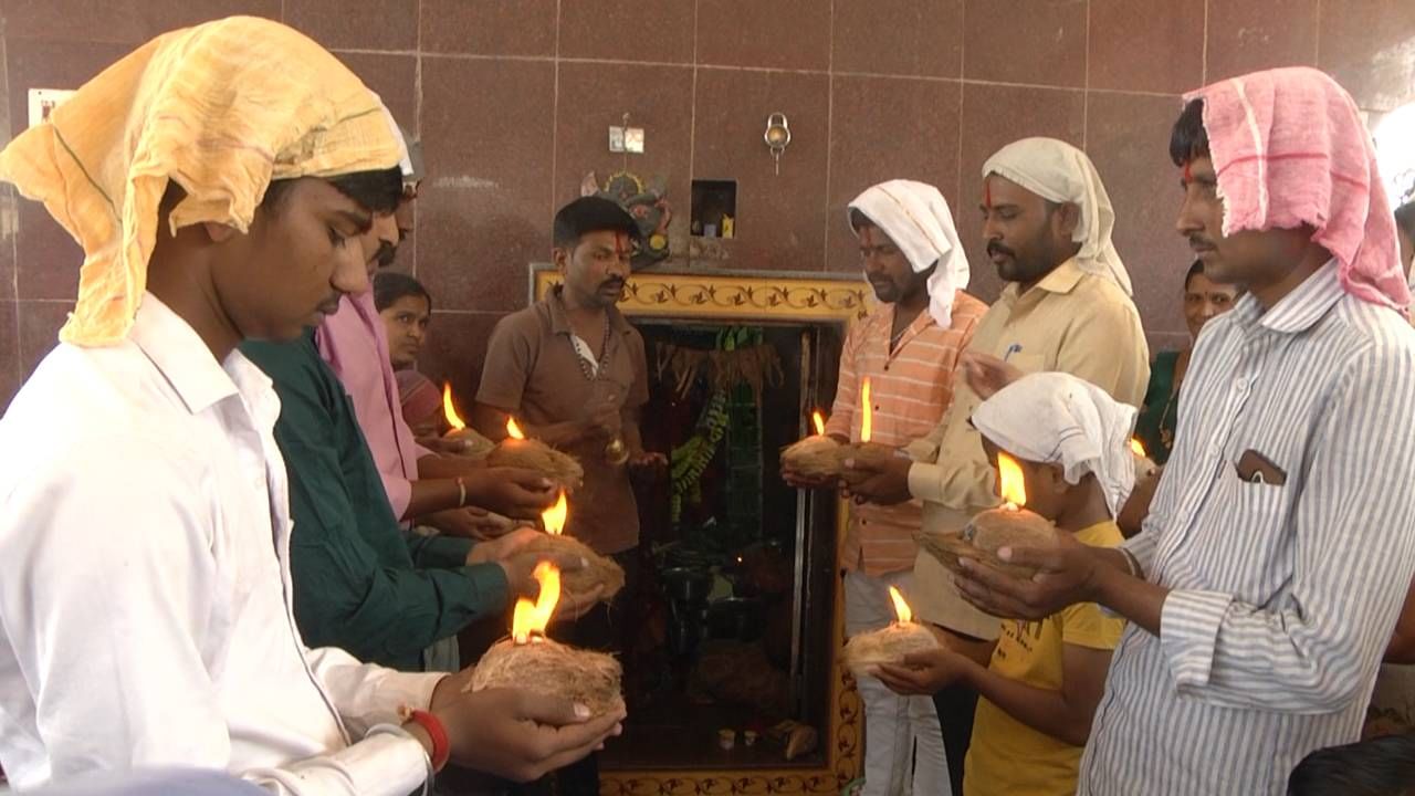 ಮೆಂಡೆಗಾರ ಕುಟುಂಬದಲ್ಲಿ ಹಿಂಗಾರು ಹಂಗಾಮಿನಲ್ಲಿ ಬೆಳೆಯಲಾಗುವ ಯಾವುದೇ ಧವಸ ಧಾನ್ಯವನ್ನು ಮೊದಲು ಇಲ್ಲಿಗೆ ತಂದು ನೈವ್ಯೇದ್ಯ ಮಾಡಲಾಗುತ್ತದೆ. ಊರಿಗೆ ಊಟ ಹಾಕಿದ ಬಳಿಕವೇ ಆ ಧಾನ್ಯಗಳನ್ನು ಮಾರಾಟ ಮಾಡುವ ಪದ್ದತಿ ಇಲ್ಲಿ ನಡೆದುಕೊಂಡು ಬಂದಿದೆ. 
