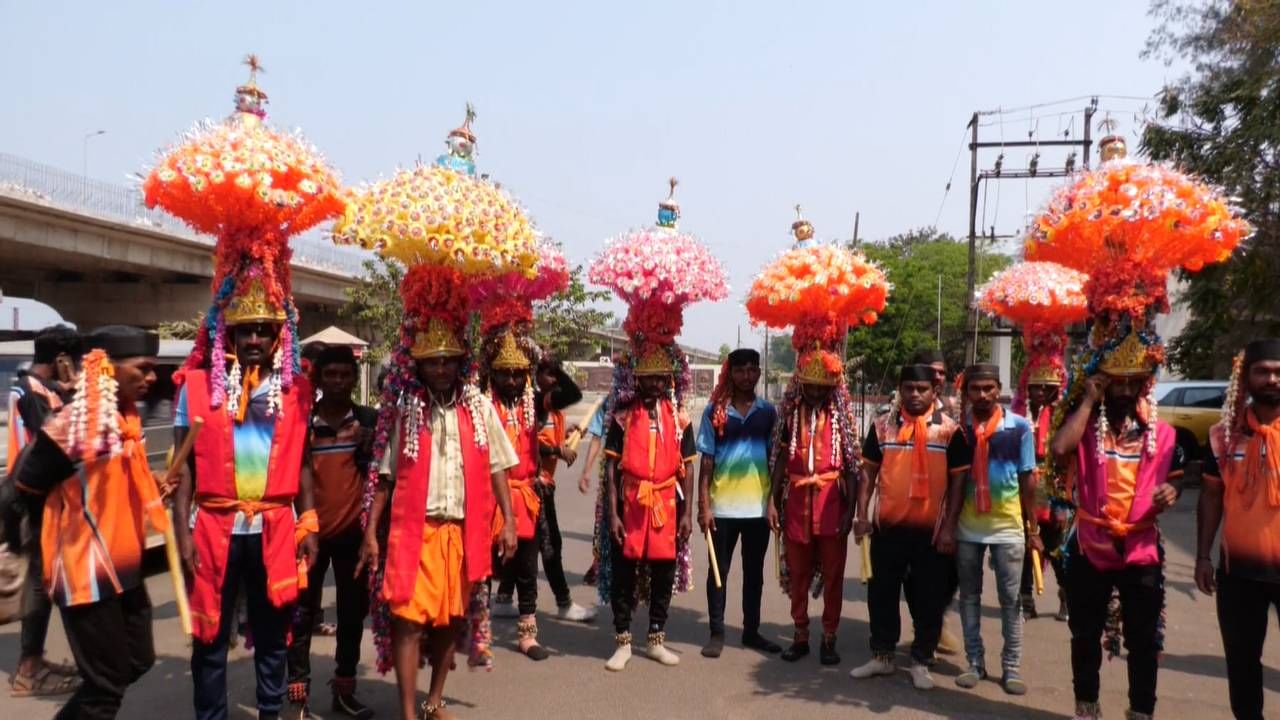 ತಾಲೂಕಿನ ಚೆಂಡಿಯಾ ಗ್ರಾಮದ ಕರಿ ದೇವರಿಗೆ ಪೂಜೆ ಮಾಡಿ ಹೊರಟಿರುವ ಸುಗ್ಗಿ ಕುಣಿತದ ತಂಡದವರು ಮನೆ ಮನೆಗೆ ತೆರಳಿ ತಮ್ಮ ಕಲೆಯನ್ನ ಪ್ರದರ್ಶಿಸುತ್ತಿದ್ದಾರೆ. ಹೋಳಿ ಹುಣ್ಣಿಮೆಗೂ ಏಳು ದಿನಗಳ ಮುಂಚೆ ಸುಗ್ಗಿ ಕುಣಿತವನ್ನ ಪ್ರಾರಂಭಿಸುವುದು ಗುನಗಿ ಸಮಾಜದವರಲ್ಲಿ ಹಿಂದಿನಿಂದಲೂ ನಡೆದು ಬಂದ ಸಂಪ್ರದಾಯವಾಗಿದೆ. 