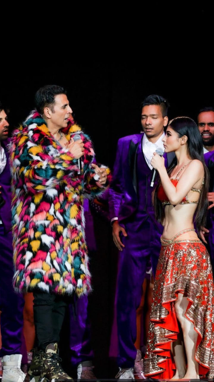 Akshay Kumar Mouni Roy(2)