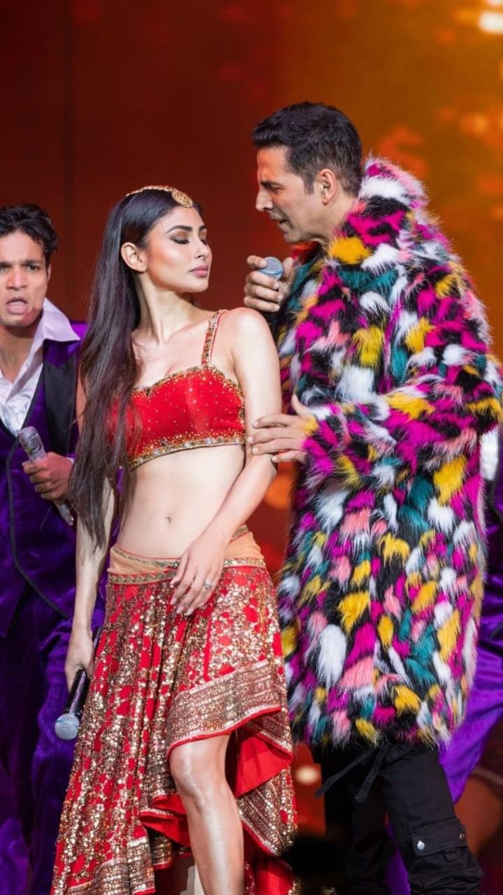 Akshay Kumar Mouni Roy(3)