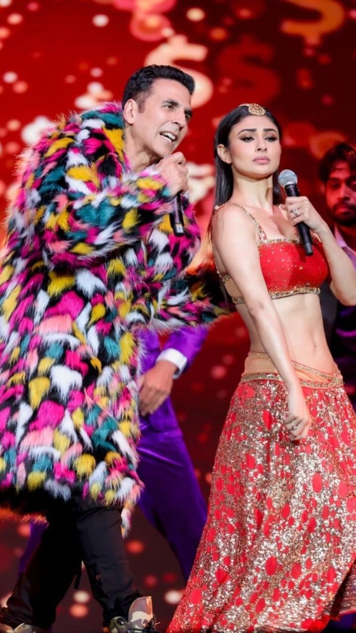 Akshay Kumar Mouni Roy(6)