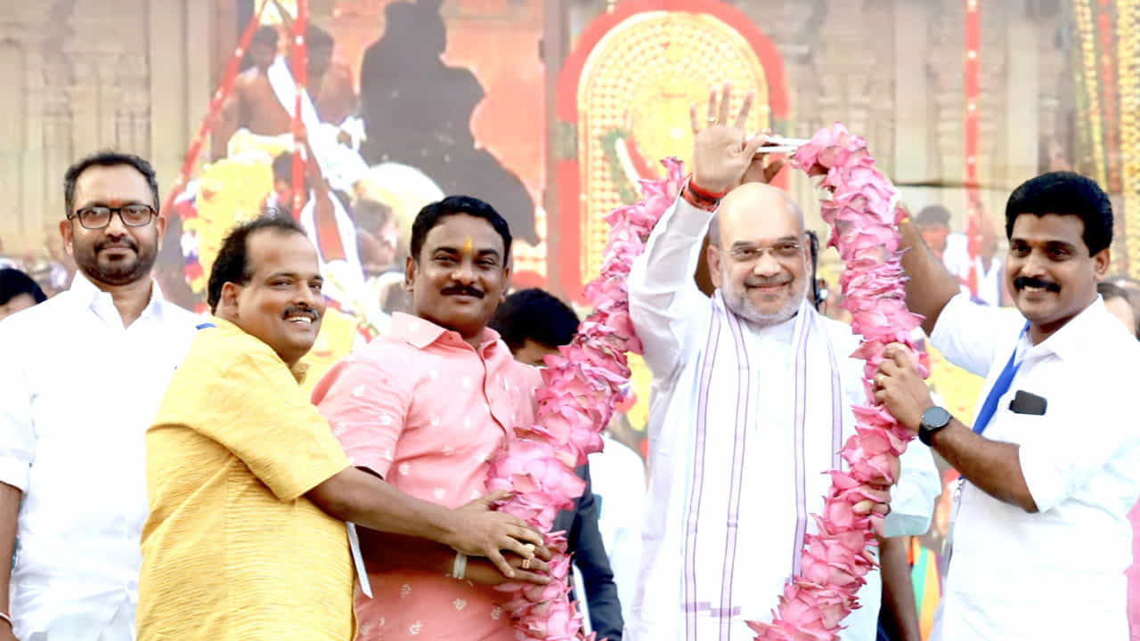 ಕೇರಳದಲ್ಲಿ ಕಮಲ ಅರಳಿಸಲು ಮಾಸ್ಟರ್ ಪ್ಲಾನ್; ಮುಸ್ಲಿಂ,ಕ್ರೈಸ್ತ ಸಮುದಾಯದ ಓಲೈಕೆಗೆ ಬಿಜೆಪಿ ಸಜ್ಜು ಕೇರಳದಲ್ಲಿ ಕಮಲ ಅರಳಿಸಲು ಮಾಸ್ಟರ್ ಪ್ಲಾನ್; ಮುಸ್ಲಿಂ,ಕ್ರೈಸ್ತ ಸಮುದಾಯದ ಓಲೈಕೆಗೆ ಬಿಜೆಪಿ ಸಜ್ಜು