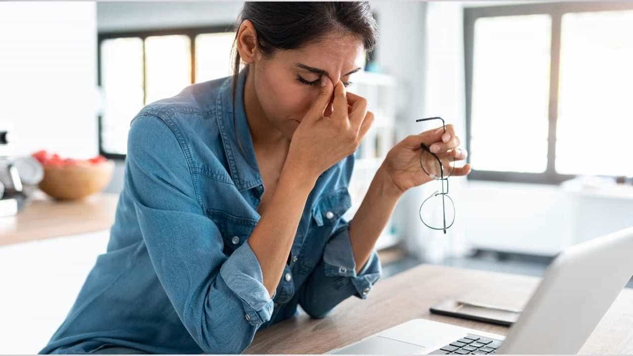 Anxiety: ಆತಂಕದ ಲಕ್ಷಣಗಳು ಹೀಗೂ ಇರುತ್ತವೆ, ಸ್ವಭಾವವೇ ಹೀಗೆ ಅಂದುಕೊಂಡು ಸುಮ್ಮನಿರಬೇಡಿ Anxiety: ಆತಂಕದ ಲಕ್ಷಣಗಳು ಹೀಗೂ ಇರುತ್ತವೆ, ಸ್ವಭಾವವೇ ಹೀಗೆ ಅಂದುಕೊಂಡು ಸುಮ್ಮನಿರಬೇಡಿ