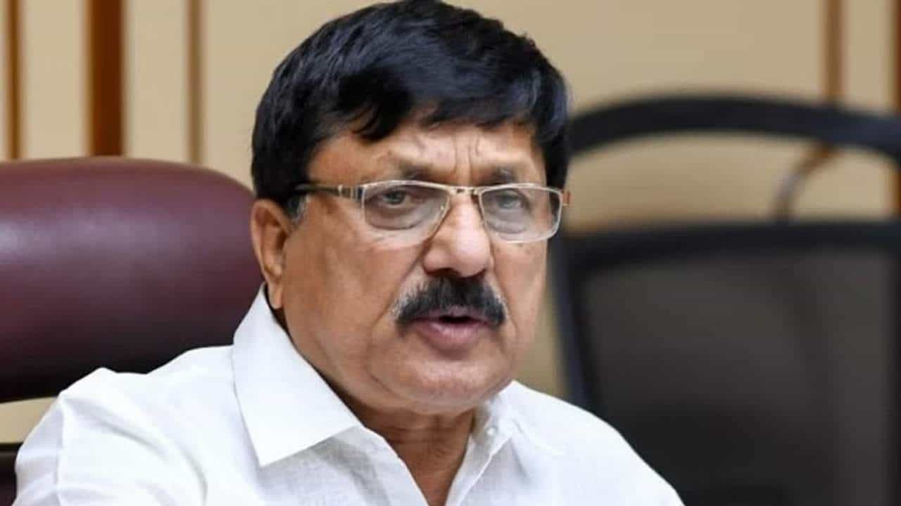 Hassan: ಗೃಹ ಸಚಿವ ಆರಗ ಜ್ಞಾನೇಂದ್ರ ಬೆಂಗಾವಲು ವಾಹನ ಡಿಕ್ಕಿ: ಬೈಕ್ ಸವಾರ ಸ್ಥಳದಲ್ಲೇ ಸಾವು Hassan: ಗೃಹ ಸಚಿವ ಆರಗ ಜ್ಞಾನೇಂದ್ರ ಬೆಂಗಾವಲು ವಾಹನ ಡಿಕ್ಕಿ: ಬೈಕ್ ಸವಾರ ಸ್ಥಳದಲ್ಲೇ ಸಾವು