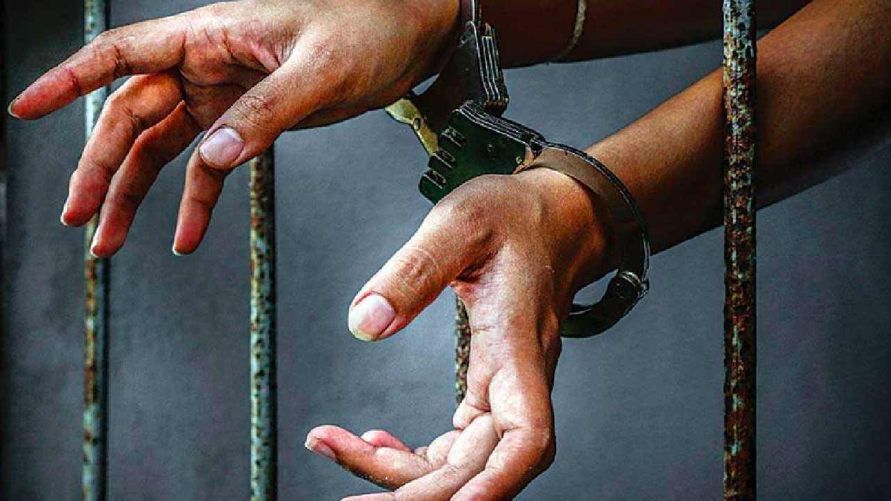 Jammu And Kashmir Crime: ಪ್ರೀತಿ ತಿರಸ್ಕರಿಸಿದ ಮಹಿಳೆಯ ರುಂಡವನ್ನು ಕತ್ತರಿಸಿ, ದೇಹವನ್ನು ತುಂಡು ತುಂಡು ಮಾಡಿ ಊರೆಲ್ಲಾ ಬಿಸಾಡಿದ ಪಾಗಲ್ ಪ್ರೇಮಿ Jammu And Kashmir Crime: ಪ್ರೀತಿ ತಿರಸ್ಕರಿಸಿದ ಮಹಿಳೆಯ ರುಂಡವನ್ನು ಕತ್ತರಿಸಿ, ದೇಹವನ್ನು ತುಂಡು ತುಂಡು ಮಾಡಿ ಊರೆಲ್ಲಾ ಬಿಸಾಡಿದ ಪಾಗಲ್ ಪ್ರೇಮಿ