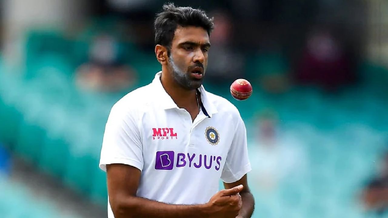 ಕಳೆದ ಬಾರಿ ದ್ವಿತೀಯ ಸ್ಥಾನದಲ್ಲಿದ್ದ ಅಶ್ವಿನ್, ಈ ಬಾರಿ ಇಂಗ್ಲೆಂಡ್ ವೇಗಿ ಜೇಮ್ಸ್ ಅ್ಯಂಡರ್ಸನ್ (849 ಪಾಯಿಂಟ್ಸ್) ಅವರನ್ನು ಹಿಂದಿಕ್ಕಿದ್ದಾರೆ. ಈ ಮೂಲಕ ಒಟ್ಟು 864 ಪಾಯಿಂಟ್​ಗಳೊಂದಿಗೆ ನಂಬರ್ 1 ಟೆಸ್ಟ್​ ಬೌಲರ್ ಎನಿಸಿಕೊಂಡಿದ್ದಾರೆ.