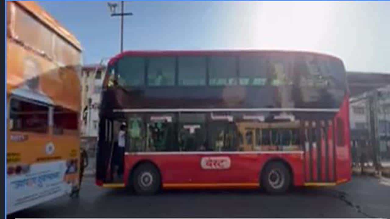 Double Decker Bus: ಬೆಸ್ಟ್ ಹೊಸ ಎಸಿ ಡಬಲ್-ಡೆಕ್ಕರ್ ಬಸ್ಗಳನ್ನು ರಸ್ತೆಗಳಿಸಿದೆ, ಆದರೆ ಜನ ಹಳೆ ಬಸ್ಗಳನ್ನು ಮಿಸ್ ಮಾಡಿಕೊಳ್ಳುತ್ತಿದ್ದಾರೆ! Double Decker Bus: ಬೆಸ್ಟ್ ಹೊಸ ಎಸಿ ಡಬಲ್-ಡೆಕ್ಕರ್ ಬಸ್ಗಳನ್ನು ರಸ್ತೆಗಳಿಸಿದೆ, ಆದರೆ ಜನ ಹಳೆ ಬಸ್ಗಳನ್ನು ಮಿಸ್ ಮಾಡಿಕೊಳ್ಳುತ್ತಿದ್ದಾರೆ!