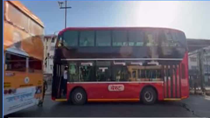 Double Decker Bus: ಬೆಸ್ಟ್ ಹೊಸ ಎಸಿ ಡಬಲ್-ಡೆಕ್ಕರ್ ಬಸ್ಗಳನ್ನು ರಸ್ತೆಗಳಿಸಿದೆ, ಆದರೆ ಜನ ಹಳೆ ಬಸ್ಗಳನ್ನು ಮಿಸ್ ಮಾಡಿಕೊಳ್ಳುತ್ತಿದ್ದಾರೆ! Double Decker Bus: ಬೆಸ್ಟ್ ಹೊಸ ಎಸಿ ಡಬಲ್-ಡೆಕ್ಕರ್ ಬಸ್ಗಳನ್ನು ರಸ್ತೆಗಳಿಸಿದೆ, ಆದರೆ ಜನ ಹಳೆ ಬಸ್ಗಳನ್ನು ಮಿಸ್ ಮಾಡಿಕೊಳ್ಳುತ್ತಿದ್ದಾರೆ!