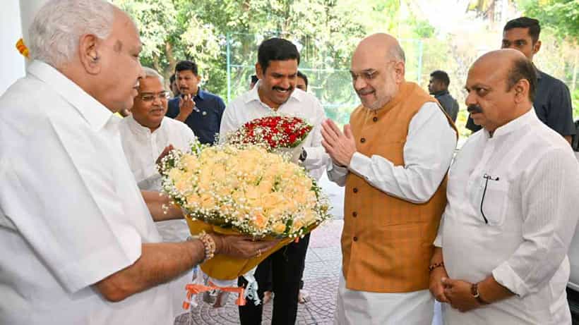 ಯಡಿಯೂರಪ್ಪಗಿಂತ ವಿಜಯೇಂದ್ರಗೆ ಮೊದಲ ಪ್ರಾಮುಖ್ಯತೆ ಕೊಟ್ಟ ಅಮಿತ್ ಶಾ, ಬಿಎಸ್ವೈ ನಿವಾಸದಲ್ಲಿ ಕೇಸರಿ ಬಾತ್