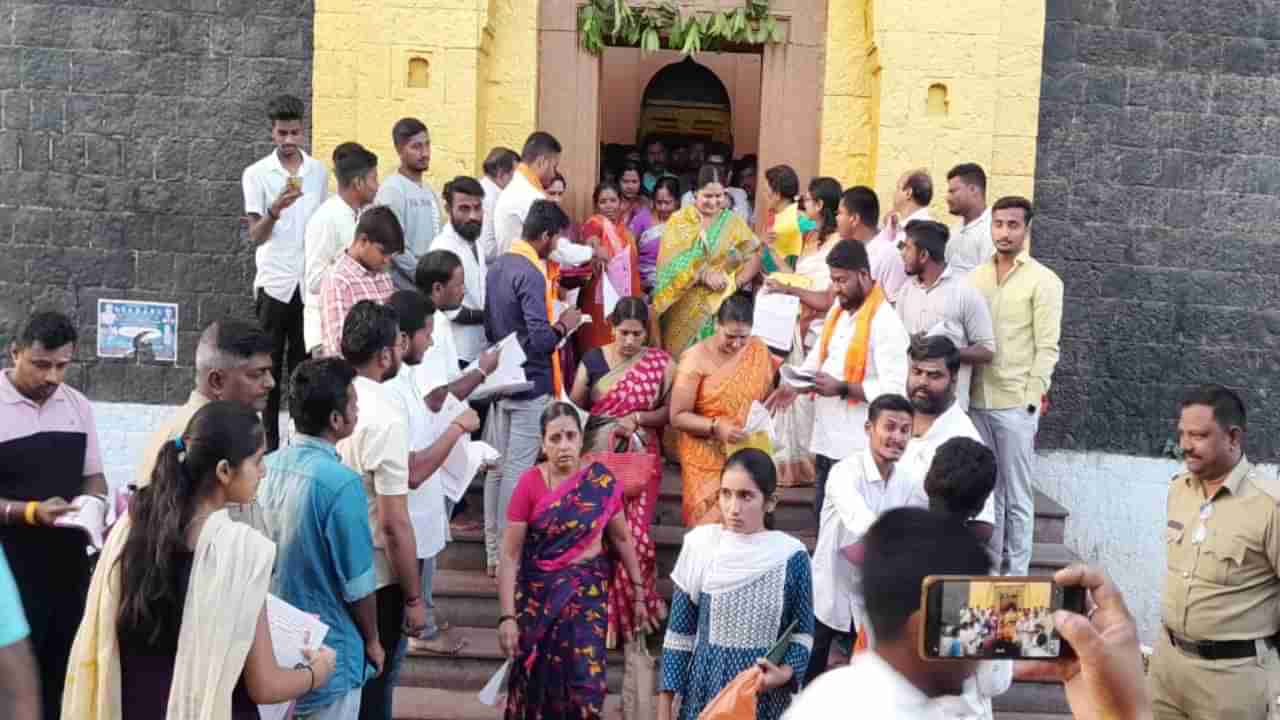 ಬಾಗಲಕೋಟೆ: ದೇವಸ್ಥಾನಕ್ಕೆ ಬರುವ ಹೆಣ್ಣು ಮಕ್ಕಳಿಗೆ ಕರಪತ್ರ ಹಂಚಿ ಲವ್ ಜಿಹಾದ್ ಜಾಗೃತಿ ಮೂಡಿಸಿದ ವಿಶ್ವ ಹಿಂದೂ ಪರಿಷತ್ ಕಾರ್ಯಕರ್ತರು