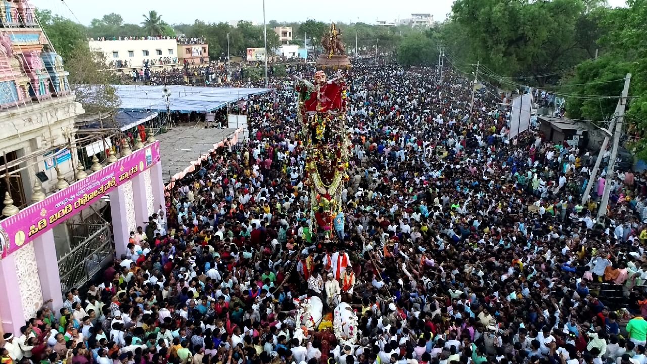 ಲಕ್ಷ ಲಕ್ಷ ಜನ...ಕಣ್ಣು ಹಾಯಿಸಿದಲ್ಲೆಲ್ಲಾ ಭಕ್ತಸಾಗರ. ಈ ಅಸಂಖ್ಯಾತ ಜನಸ್ತೋಮದ ನಡುವೆ ಅಲ್ಲಿ ಅದ್ಧೂರಿ ಜಾತ್ರೆ ನಡೆದಿತ್ತು. ಬಿಸಿಲ ಝಳ ಕಡಿಮೆಯಾಗಿ ಸಂಜೆಯ ತಂಪು ಆವರಿಸುತ್ತಿದ್ದಂತೆ ಸಿಡಿಬಂಡಿ ಉತ್ಸವ ಸಾಗಿತ್ತು.