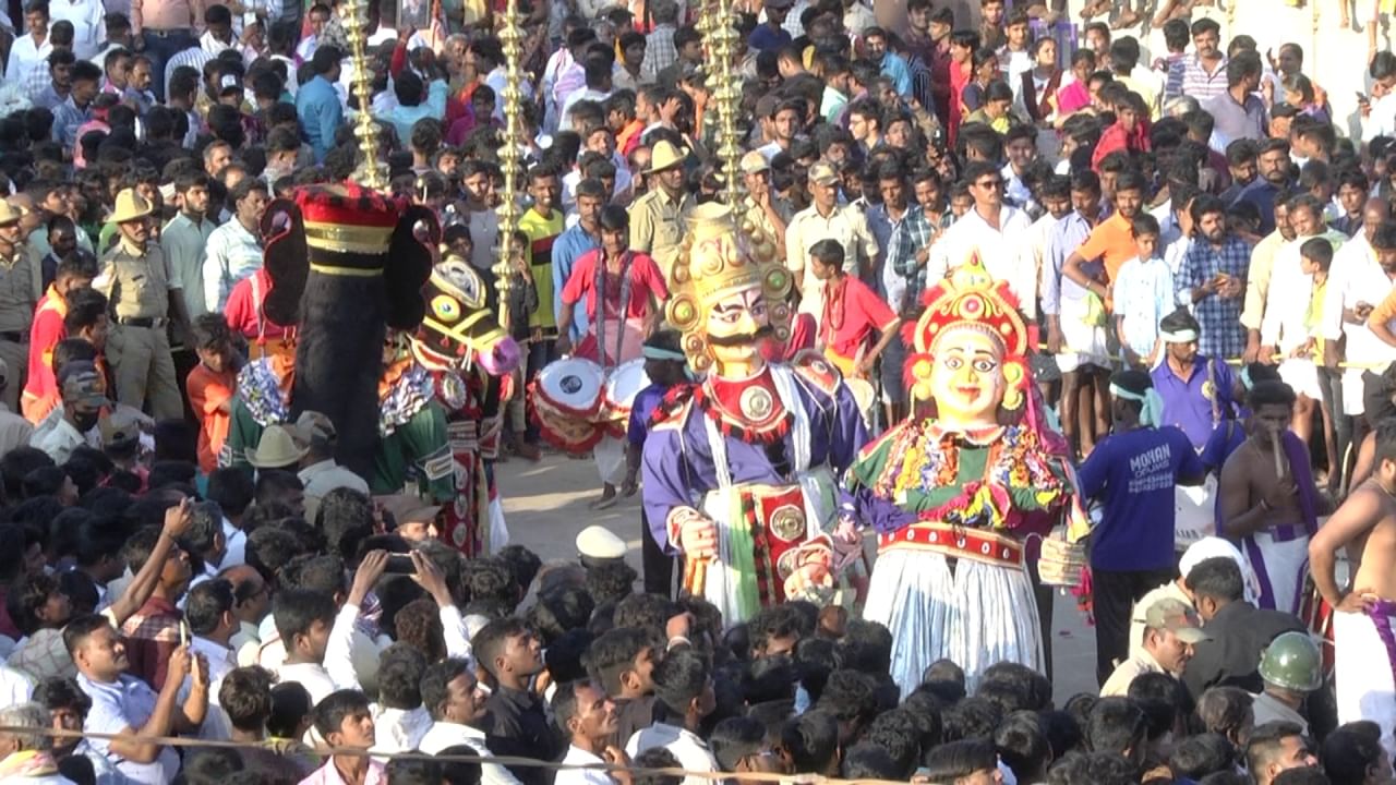 ಎಲ್ಲಾ ಜಾತ್ರೆಗಳಂತೆ ರಥ ಎಳೆಯೋ ಪದ್ಧತಿ ಇಲ್ಲಿಲ್ಲ. ಇಲ್ಲಿ ಸಿಡಿಬಂಡಿಯನ್ನೇ ಎಳೆದು ಉತ್ಸವ ಆಚರಿಸಲಾಗುತ್ತೆ. ಇನ್ನು ಉತ್ಸವಕ್ಕೆ ಬಳ್ಳಾರಿ ಮಾತ್ರವಲ್ಲದೆ, ಆಂಧ್ರ, ತೆಲಂಗಾಣ, ಮಹಾರಾಷ್ಟ್ರದಿಂದಲೂ ಭಕ್ತರು ಆಗಮಿಸಿದ್ರು. ಸಜ್ಜನ ಗಾಣಿಗ ಸಮುದಾಯದವರು ವಿಶೇಷವಾಗಿ ಅಲಂಕರಿಸಿದ್ದ ಸಿಡಿ ಬಂಡಿಯನ್ನ ದೇವಸ್ಥಾನದ ಸುತ್ತಲೂ ಮೂರು ಸುತ್ತು ಪ್ರದಕ್ಷಿಣೆ ಹಾಕುವ ಮೂಲಕ ಸಿಡಿ ಉತ್ಸವ ಆಚರಿಸಲಾಯಿತು. 