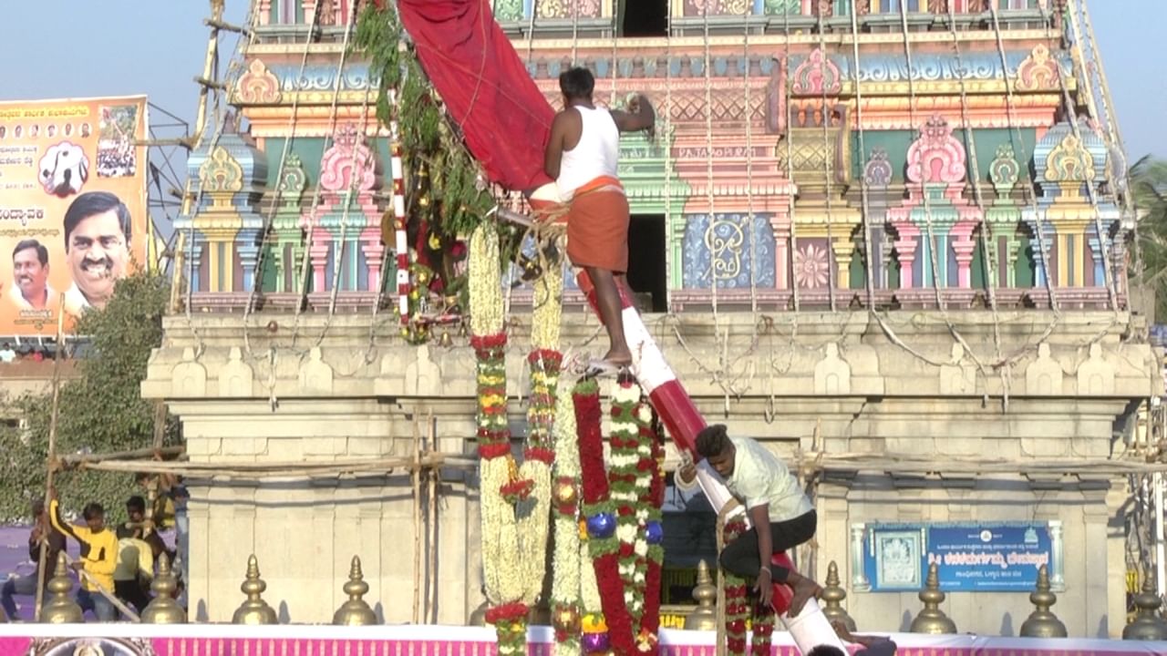 ಇನ್ನು ಹಿಂದೆ ಈ ಸಿಡಿಬಂಡಿಗೆ ಮಹಿಳೆಯರನ್ನೇ ಕಟ್ಟಿ ಉತ್ಸವ ಆಚರಿಸಲಾಗ್ತಿತ್ತು. ಆದ್ರೆ ಮಾನವ ಹಕ್ಕು ಉಲ್ಲಂಘನೆ ಕಾನೂನು ಬಂದ ಬಳಿಕ ಅದನ್ನ ನಿಲ್ಲಿಸಲಾಗಿದೆ. ಅದ್ರ ಬದಲು ಸಿಡಿಬಂಡಿಗೆ ಗೊಂಬೆಯನ್ನೇ ಕಟ್ಟಿ ಸಿಡಿಬಂಡಿಯನ್ನ ಎಳೆಯಲಾಗುತ್ತೆ . 