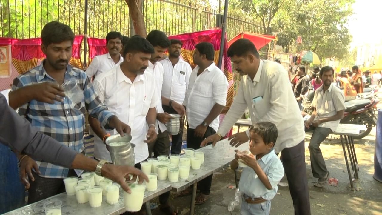 ನಂಬಿದವರ ಕೈಬಿಡದ ಕನಕದುರ್ಗಮ್ಮಗೆ ಪ್ರತಿವರ್ಷ ಬೇಸಿಗೆ ಸಮಯದಲ್ಲೇ ಜಾತ್ರೆ ನಡೆಯುತ್ತೆ. ಅದ್ರಂತೆ ಈ ಬಾರಿಯೂ ಅದ್ಧೂರಿ ಉತ್ಸವ ನಡೆದ್ರೆ, ಬಂದಿದ್ದ ಭಕ್ತರಿಗೆ ಅನ್ನಪ್ರಸಾದದ ಜತೆ ಮಜ್ಜಿಗೆ, ಪಾನಕದ ವ್ಯವಸ್ಥೆಯನ್ನೂ ಮಾಡಲಾಗಿತ್ತು . ವರದಿ: ವೀರೇಶ್‌ ದಾನಿ, ಟಿವಿ9 ಬಳ್ಳಾರಿ