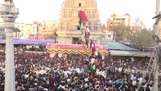 Ballari Kanaka Durgamma Sidi Bandi Jatre: ಗಣಿನಾಡಲ್ಲಿ ಕನಕ ದುರ್ಗಮ್ಮನಿಗೆ ಎತ್ತುಗಳ ಸಿಡಿಬಂಡಿ ಸಂಭ್ರಮ, ದೇವಿಗೆ ಜೀವಂತ ಕೋಳಿಗಳ ಸಮರ್ಪಣೆ