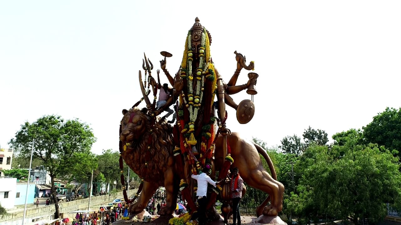 ಬಂಗಾರದ ಆಭರಣಗಳಿಂದಲೇ ದೇವಿ ಫಳಫಳ ಹೊಳೆಯುತ್ತಿದ್ರೆ, ಲಕ್ಷ ಲಕ್ಷ ಭಕ್ತರು ಅದಿದೇವತೆ ದರ್ಶನ ಪಡೆದು ಕಣ್ತುಂಬಿಕೊಂಡ್ರು. ಗಣಿನಾಡು ಬಳ್ಳಾರಿ ನಗರದಲ್ಲೇ ನೆಲಸಿರೋ ಶಕ್ತಿದೇವಿ ಕನಕ ದುರ್ಗಮ್ಮನ ಸನ್ನಿಧಿಯಲ್ಲಿ ಫೆ.31ರಂದು ಹಬ್ಬದ ಸಂಭ್ರಮ, ಸಿಡಿಬಂಡಿಯ ಸಡಗರ.