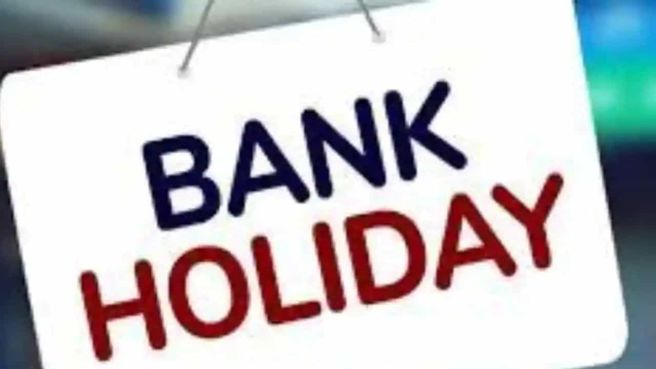 Bank Holidays in April 2023: ಈ ತಿಂಗಳೇ ನಿಮ್ಮ ಬ್ಯಾಂಕ್ ವ್ಯವಹಾರ ಮುಗಿಸಿಕೊಳ್ಳಿ, ಏಪ್ರಿಲ್ನಲ್ಲಿ ಸಾಲು ಸಾಲು ರಜೆ Bank Holidays in April 2023: ಈ ತಿಂಗಳೇ ನಿಮ್ಮ ಬ್ಯಾಂಕ್ ವ್ಯವಹಾರ ಮುಗಿಸಿಕೊಳ್ಳಿ, ಏಪ್ರಿಲ್ನಲ್ಲಿ ಸಾಲು ಸಾಲು ರಜೆ