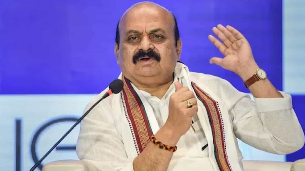 ಬೆಳಗಾವಿ ಗಡಿ ಭಾಗಕ್ಕೆ ಮಹಾರಾಷ್ಟ್ರ ಸರ್ಕಾರ ಹಣ ಬಿಡುಗಡೆ ಮಾಡಿದರೆ ನಾನೇಕೆ ರಾಜೀನಾಮೆ ನೀಡಲಿ; ಡಿಕೆಶಿಗೆ ಬೊಮ್ಮಾಯಿ ಪ್ರಶ್ನೆ ಬೆಳಗಾವಿ ಗಡಿ ಭಾಗಕ್ಕೆ ಮಹಾರಾಷ್ಟ್ರ ಸರ್ಕಾರ ಹಣ ಬಿಡುಗಡೆ ಮಾಡಿದರೆ ನಾನೇಕೆ ರಾಜೀನಾಮೆ ನೀಡಲಿ; ಡಿಕೆಶಿಗೆ ಬೊಮ್ಮಾಯಿ ಪ್ರಶ್ನೆ