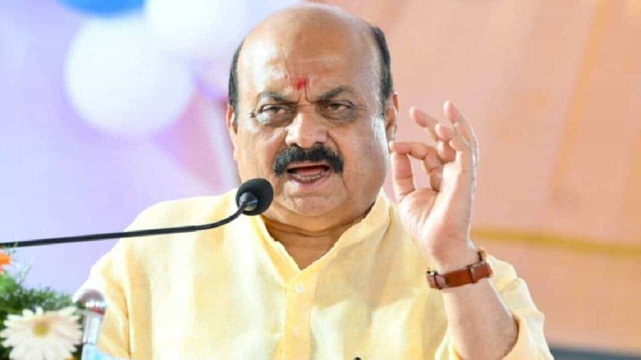 ನಮಗೆ ಆಶೀರ್ವಾದ ಮಾಡಿ, ಕರ್ನಾಟಕವನ್ನು ನಂಬರ್ 1 ಮಾಡುತ್ತೇನೆ: ಸಿಎಂ ಬೊಮ್ಮಾಯಿ ನಮಗೆ ಆಶೀರ್ವಾದ ಮಾಡಿ, ಕರ್ನಾಟಕವನ್ನು ನಂಬರ್ 1 ಮಾಡುತ್ತೇನೆ: ಸಿಎಂ ಬೊಮ್ಮಾಯಿ