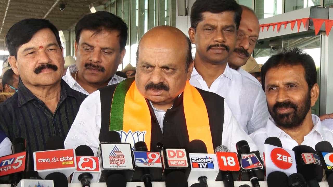 ಸಚಿವರ ಪಕ್ಷಾಂತರ ವದಂತಿ: ಇದಕ್ಕೆಲ್ಲ ಉತ್ತರ ಕೊಡಲ್ಲ ರೀ ಎಂದು ಗರಂ ಆದ ಸಿಎಂ ಬೊಮ್ಮಾಯಿ ಸಚಿವರ ಪಕ್ಷಾಂತರ ವದಂತಿ: ಇದಕ್ಕೆಲ್ಲ ಉತ್ತರ ಕೊಡಲ್ಲ ರೀ ಎಂದು ಗರಂ ಆದ ಸಿಎಂ ಬೊಮ್ಮಾಯಿ