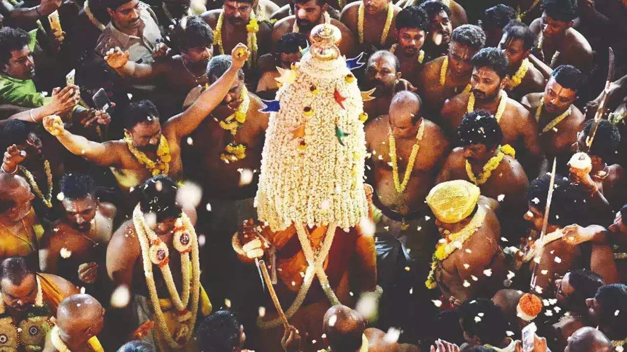 Bengaluru Karaga 2023: ಇಂದು ವಿಶ್ವವಿಖ್ಯಾತ ಐತಿಹಾಸಿಕ ಬೆಂಗಳೂರು ಕರಗಕ್ಕೆ ಚಾಲನೆ: ಇಂದಿನಿಂದ ಏಪ್ರಿಲ್ 6ರವರೆಗೆ ನಡೆಯಲಿದೆ ಮಹೋತ್ಸವ Bengaluru Karaga 2023: ಇಂದು ವಿಶ್ವವಿಖ್ಯಾತ ಐತಿಹಾಸಿಕ ಬೆಂಗಳೂರು ಕರಗಕ್ಕೆ ಚಾಲನೆ: ಇಂದಿನಿಂದ ಏಪ್ರಿಲ್ 6ರವರೆಗೆ ನಡೆಯಲಿದೆ ಮಹೋತ್ಸವ